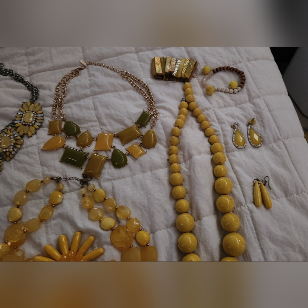 Costume Jewelry Lot - Picture 7 of 8